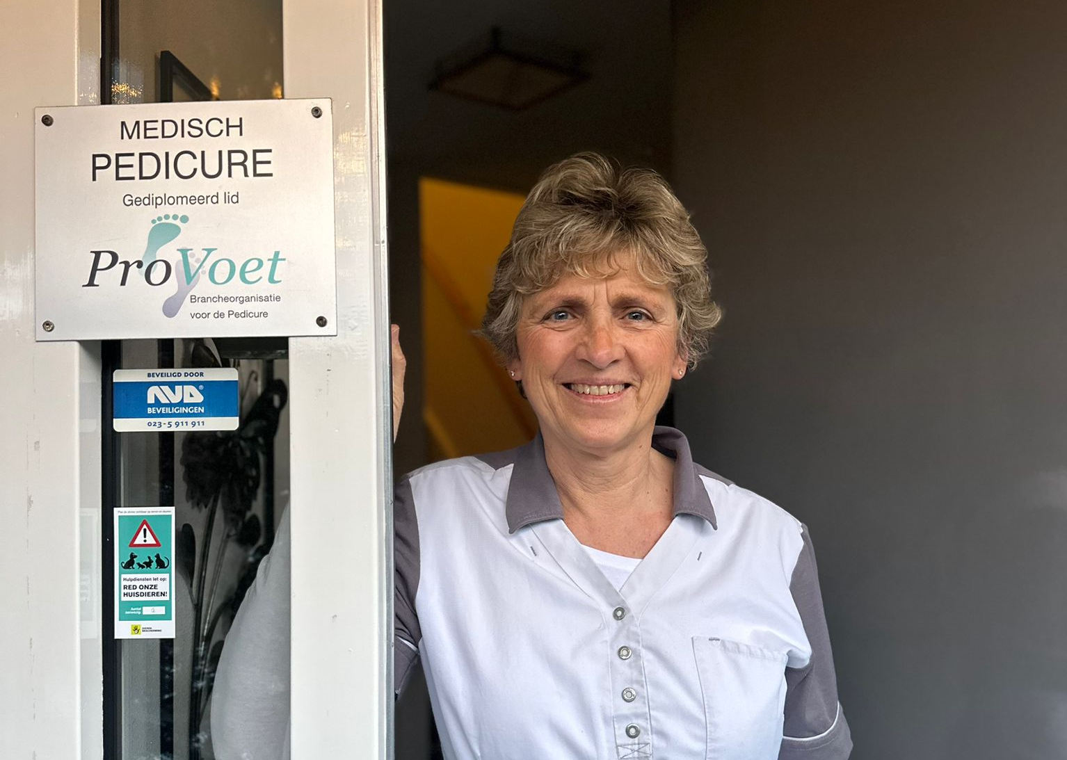 Carla bij haar praktijk in Velserbroek